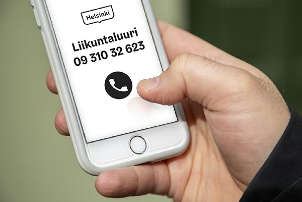 Kuvassa matkapuhelin, jonka näytössä uuden Liikuntaluuri -puhelinpalvelun numero.