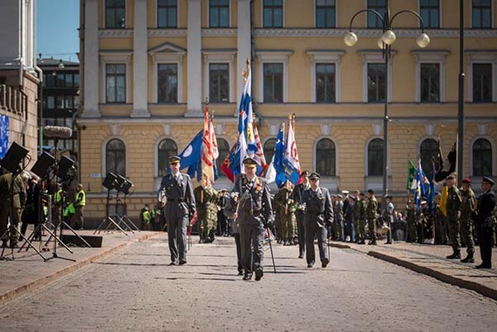 Puolustusvoimain lippujuhlan päivän paraati Senaatintorilla vuonna 2017.