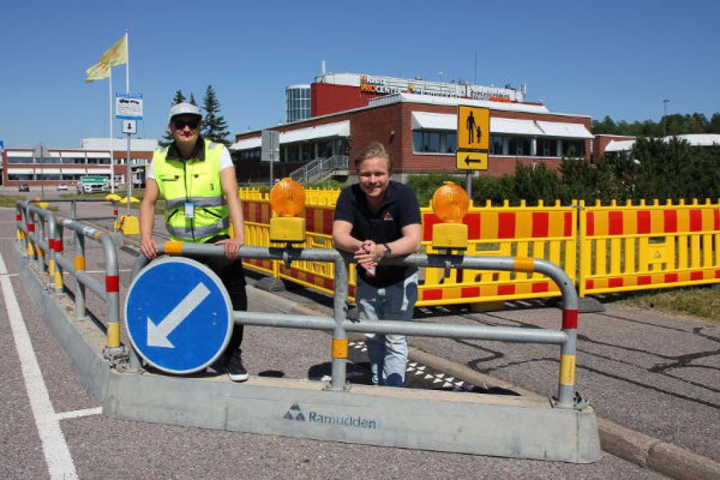Mikael Saarinen ja Jonatan Jääskeläinen kadulla liikenteen poikkeusjärjestelyiden edessä.
