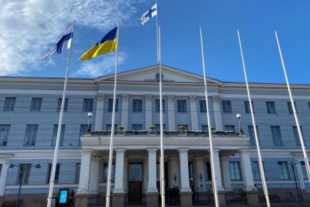 Kaupungintalo, jonka edessä liehuvat Suomen ja Ukrainan liput.