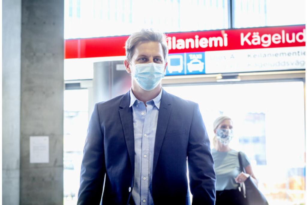 Mies metroasemalla maski kasvoilla. Kuva: HSL, Lauri Eriksson.