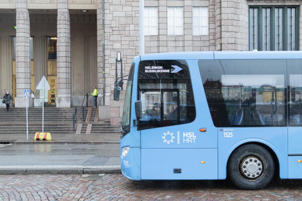 Bussi Helsingin rautatieaseman edustalla.