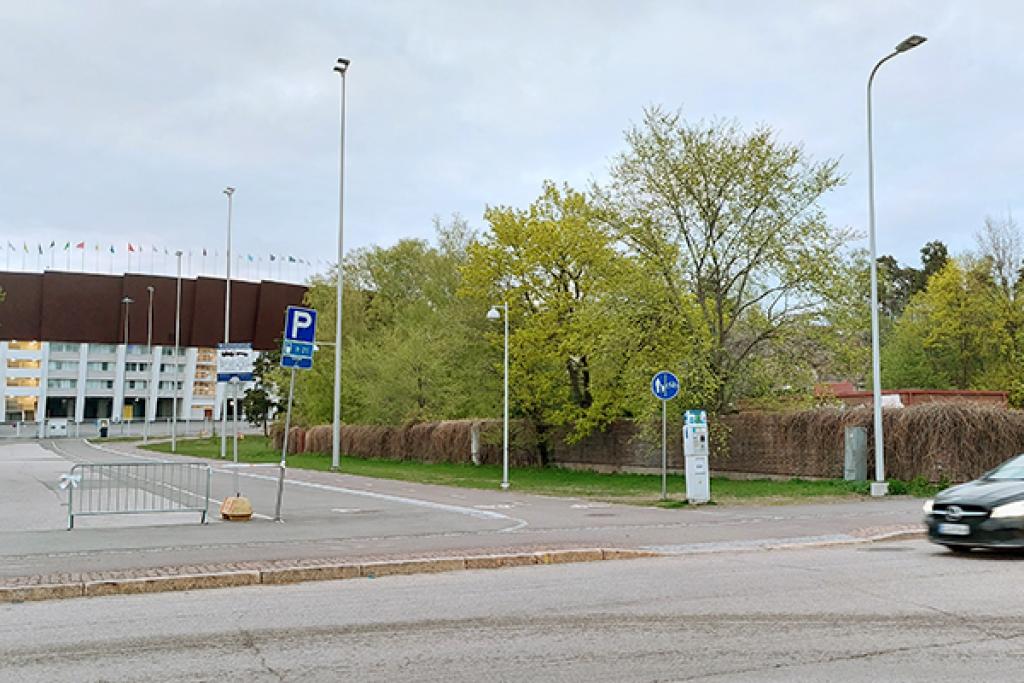 Kuvassa olympiastadion, aukio, puita ja pumppaamon tiilimuuri keväältä 2022. Haavisto Marjukka