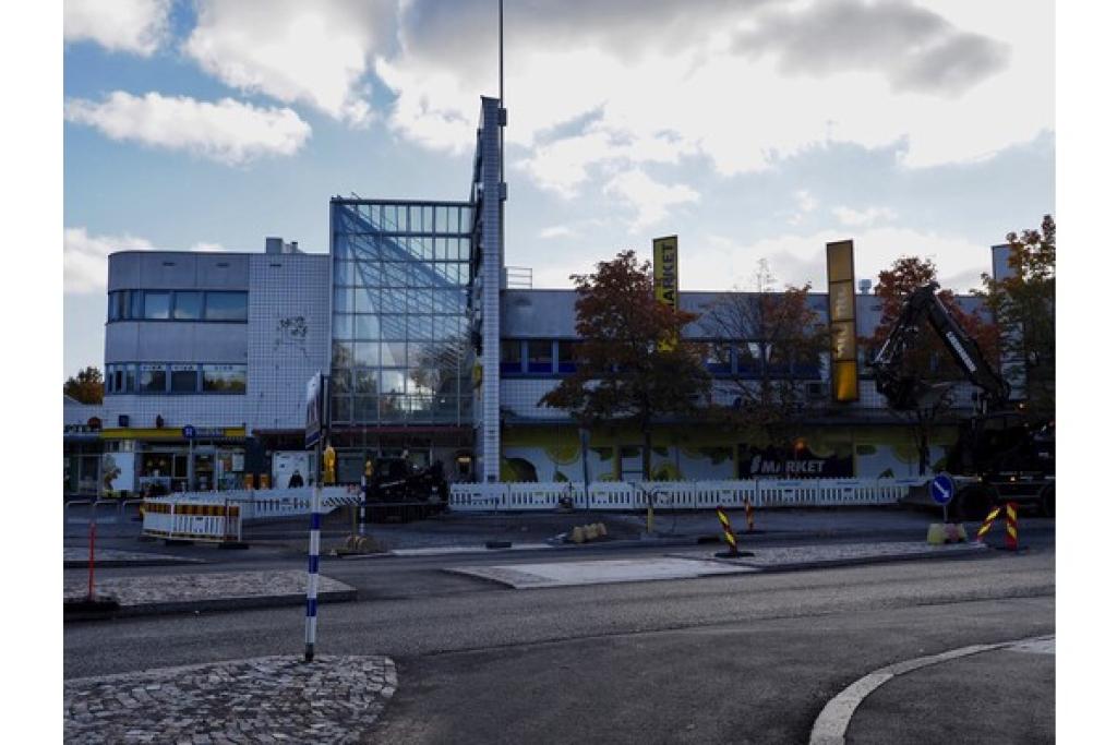 Oulunkylän liikekeskus Ogeli kuvattuna kadulta. Kuva Milla Palkoaho.