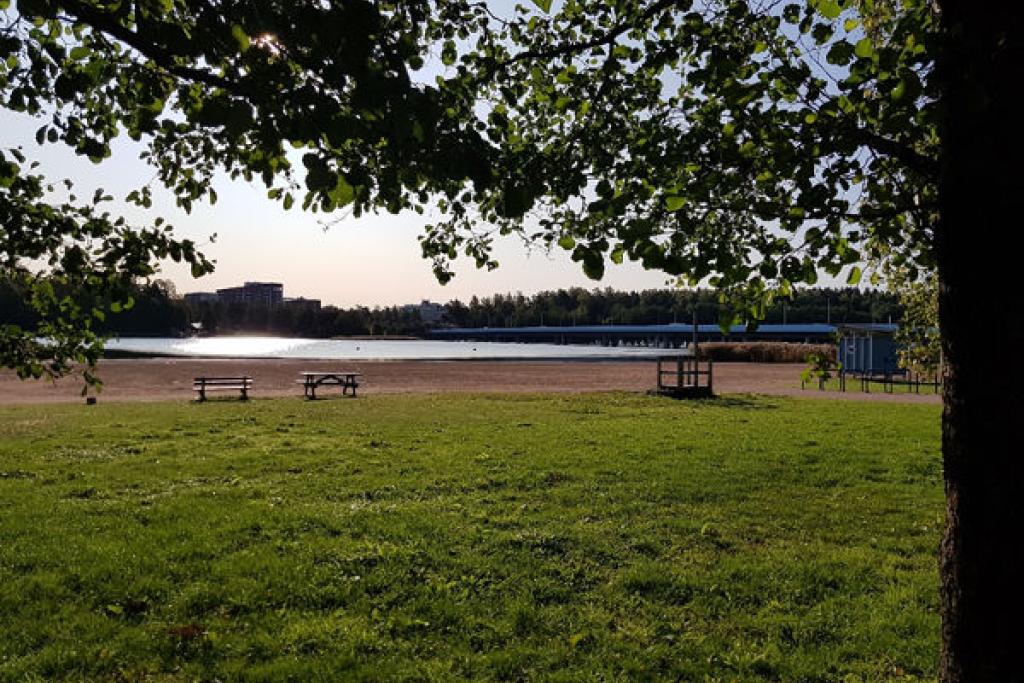 Vartiokylänlahti kuvattuna Puotilan uimarannalta.