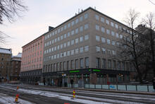 Kuvassa on Työterveys Helsingin toimipiste kadulta katsottuna. 