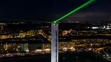 Ajan Lennätin lähettää lasersäteitä Olympiastadionin tornista.