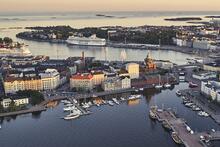 Ilmakuva Helsingistä mereltä päin katsottuna Katajanokan ja Pohjoisrannan suuntaan.