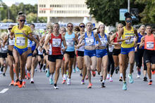 Naisten kisan osallistujia juoksemassa. 