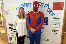Päiväkodin johtaja Mia Ahlskog kuvassa varhaiskasvatuksen opettajan kanssa, joka on hämähäkkimies-naamiaisasussa.