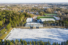 Korkealta ilmasta otettu valokuva Oulunkylän liikuntapuistosta, etualalla tekojääkenttä.