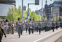 Puolustusvoimien paraati kulkemassa Helsingin keskustassa.