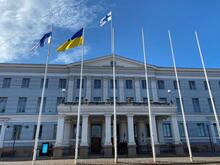 Kaupungintalo, jonka edessä liehuvat Suomen ja Ukrainan liput.