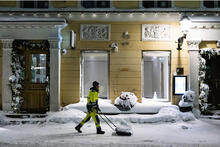 Lumitöitä tehdään myös yöllä. Kuvassa lumitöitä tekevä työmies Helsingin keskustassa.