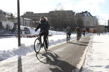 Pyöräilijöitä talvella Baanalla. Kuva Aki Antinkaapo.