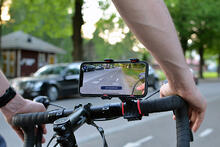 Pyörän ohjaustankoon kiinnitetty kännykkä kuvaa videota pyörätiestä ajon aikana.