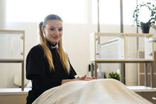 Kauneudenhoitoalan opiskelija Anastasia Bavsenkova harjoittelee kasvohoidon tekemistä Stadin AO:ssa.