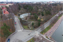Suunnittelualueen tontti ilmasta. Kuvassa Sibeliuksen puisto, suojeltu Huvila Bråvalla ja puretttava päiväkotirakennus.