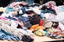 Poistoon kasatut tekstiilit. Lajittelulla vähennetään sekajätettä ja hyödynnetään käyttökelvottomia vaatteita jalostamalla niistä kierrätyskuitua. 