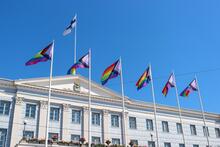 Pride-liput liehuvat kaupungintalolla.