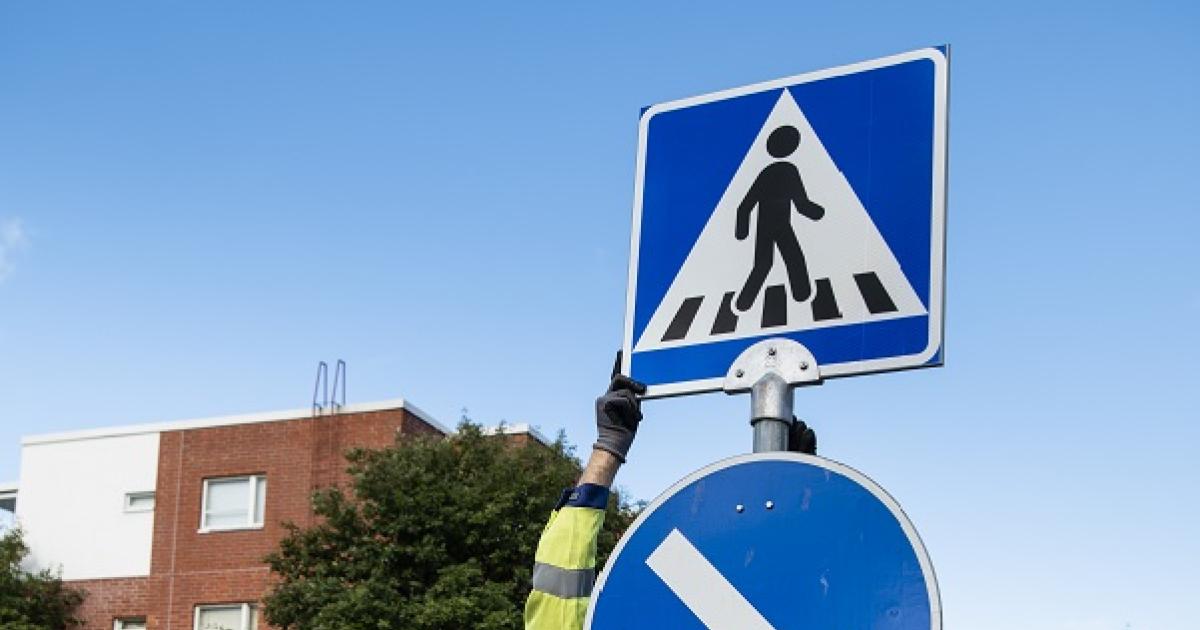 Liikennemerkkien uusiminen on Helsingille jättiurakka | Helsingin kaupunki