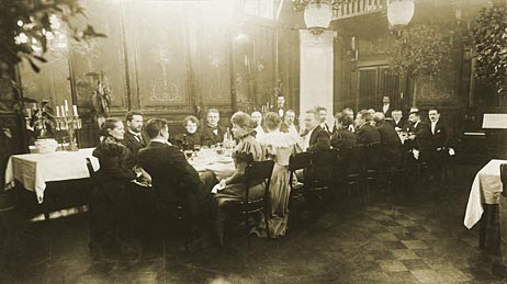 Kokouksen illallinen nautittiin Kämpissä. Kuvasta on tunnistettu oikealta toinen K.E. Ståhlberg, kuudes Signe Brander, yhdeksäs Daniel Nyblin ja kymmenes Eric Sundström. 
