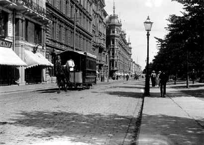 Hevosraitiovaunu Pohjoisesplanadilla. Kuva Ester Heikel 1897. HKM