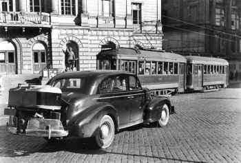 Hiilikaasuttimella varustettu henkilauto Mannerheimintien ja Aleksanterinkadun risteyksess. Kuva Viljo Pietinen 1944. HKM