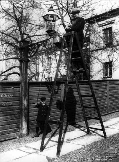 Kaasulyhdyn puhdistusta. Kuva Signe Brander 1912. HKM