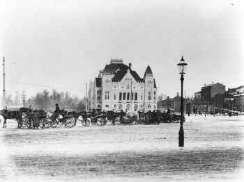 Vastavalmistunut Kansallisteatteri. Etualalla hevosajureita. Kuvaaja tuntematon 1902. HKM