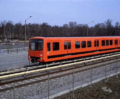 Metrojuna Naurissaaren sillalla. Kuvaaja tuntematon 1980-luku. HKM