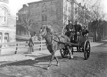 Palokuntalaisia palaamassa hlytysajosta Merimiehenkadulla 1910-luvulla. Kuvaaja tuntematon. HKM