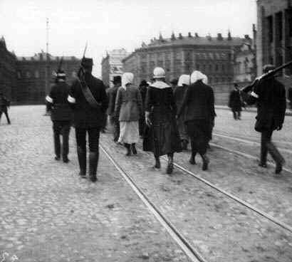 Hyvinklt Helsinkiin tuotuja punavankeja Rautatientorilla. Kuva Ivan Timiriasew 1918. HKM