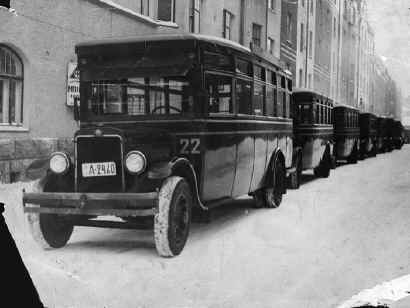 Oy Omnibus Ab:n Reo-merkkisi ns. punaisen linjan autoja Laivurinkatu 11:n kohdalla. Neittamo-Pietinen 1930-luku. HKM