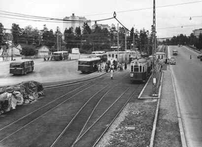 Raitiovaunuja ja linja-autoja runkolinjan liityntasemalla Ruskeasuolla. Kuva Vilho Laiho 1955. HKM