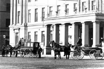 Hevosajoneuvoja Seurahuoneen (nyk. Kaupungintalo) edess. Vasemmalla hotellin diligenssivaunu, oikealla pika-ajuri. Kuva Daniel Nyblin 1880-luku. HKM