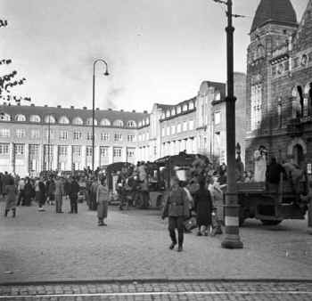 Talkoovke Rautatientorilla lhdss talkoisiin lokakuussa 1942. Kuvaaja tuntematon. HKM